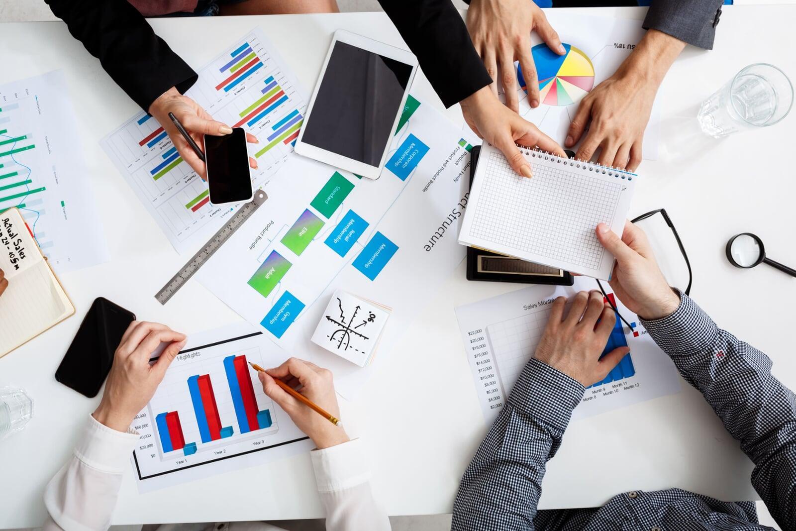 Planification stratégique et intégration des solutions Zoho CRM et Projects.
