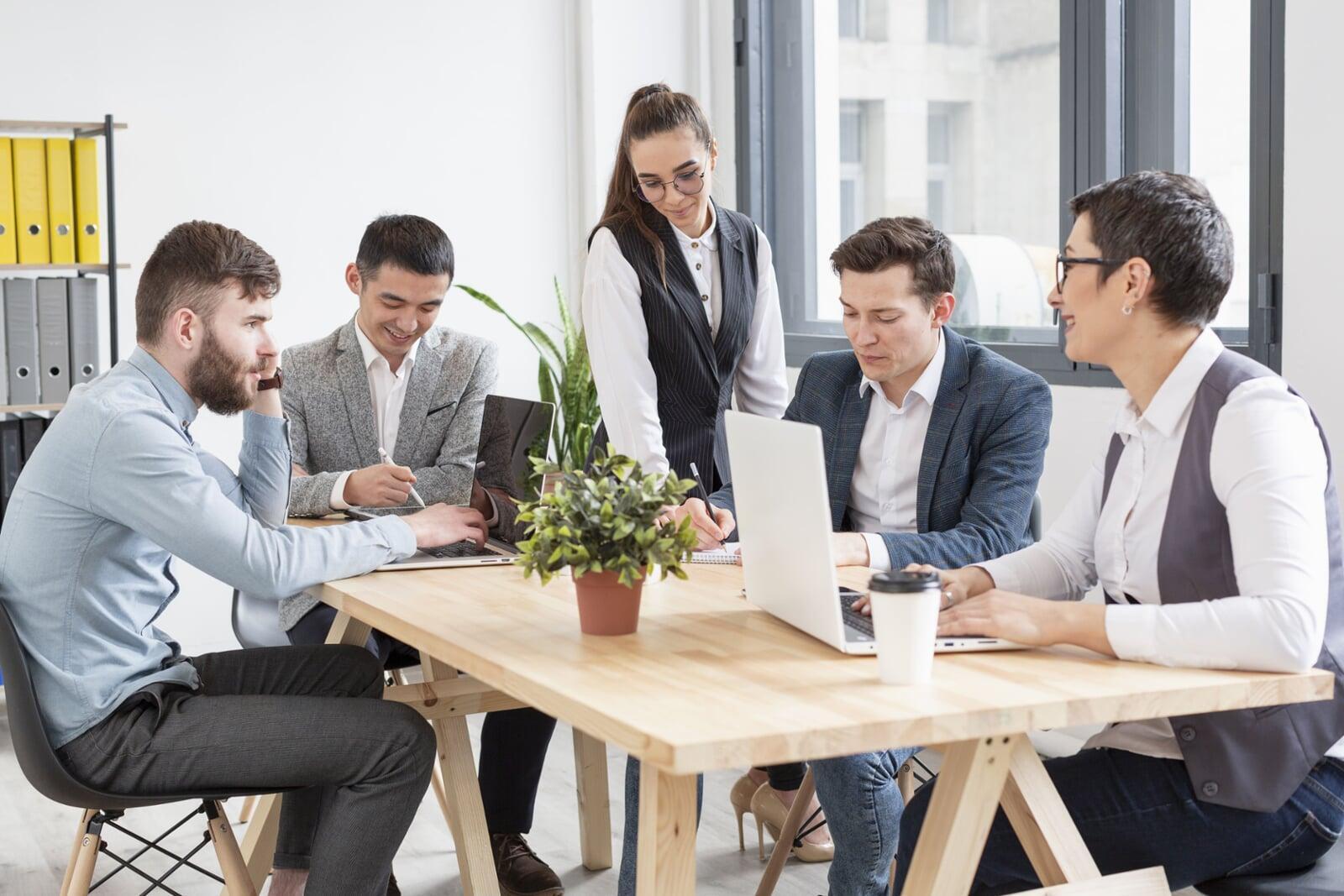 Accompagnement et conseil par un expert Zoho lors d'une réunion d'équipe.